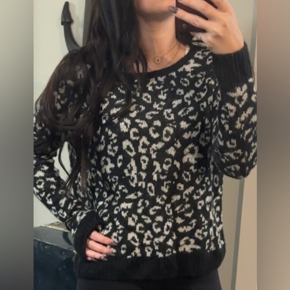 5/$25 Jessica Simpson cheetah print sweater